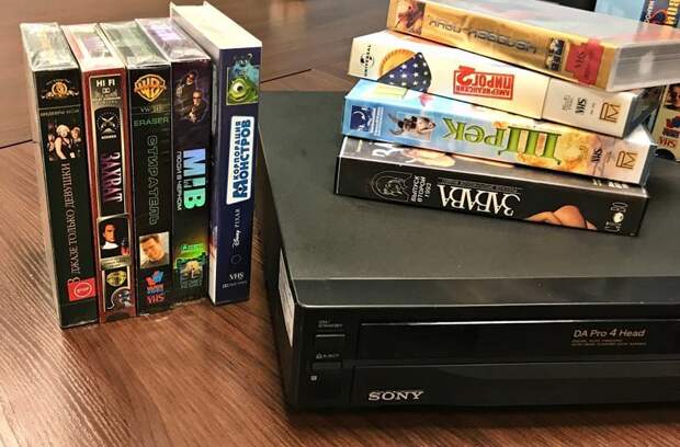 Сами кассеты бережно хранились, а на просмотр как правило собирались целой компанией 90-е, дети 90-х, наши 90-е, ностальгия