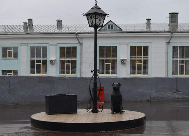 Скульптура «Присядь на дорожку» у вокзала в городе Кирове. / Фото: fotokto.ru
