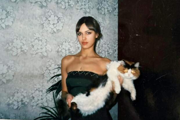 Ирина Шейк показала архивные фото жизни в России и взорвала соцсети