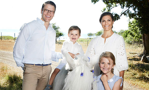 Королевская семья Швеции поделилась фотоотчетом своих каникул