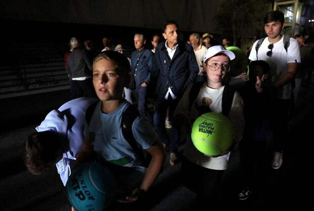 Болельщики после приостановки матчей теннисного турнира Mutua Madrid Open. Фото: Violeta Santos Moura/Reuters. CNN