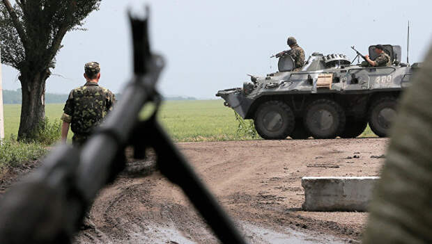 Украинские военные в зоне конфликта на востоке Украины. Архивное фото
