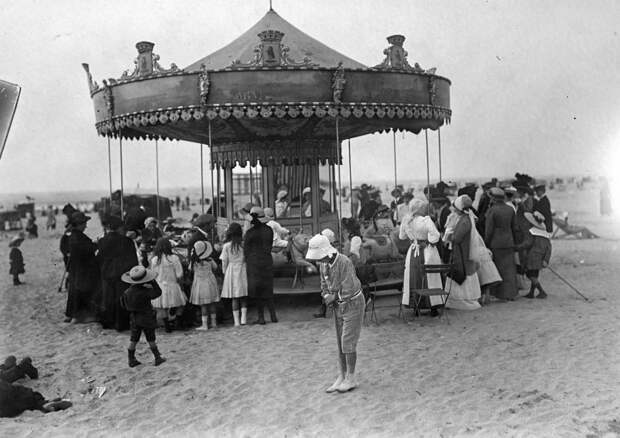 Люди вокруг карусели на пляже, 1900 г. 100 лет назад, 20 век, архивные снимки, архивные фотографии, пляж, пляжный отдых, черно-белые фотографии, чёрно-белые фото