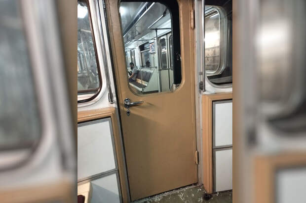 Житель Москвы рассказал о вспышках и хлопках во время короткого замыкания в метро