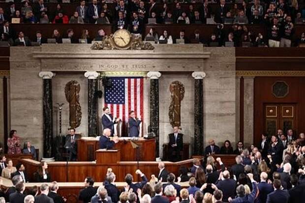 Трамп примерил золотую медаль Олимпиады-2026 и не спешит возвращать её хоккеисту