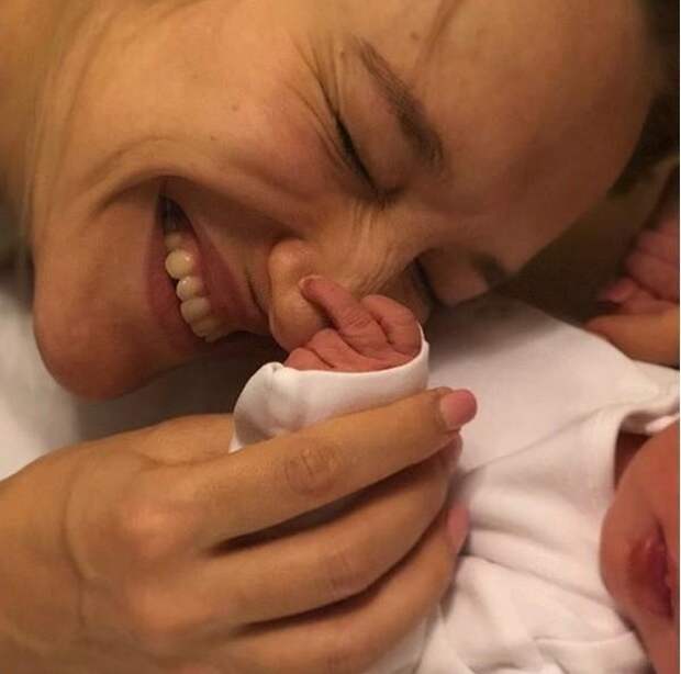 Полина Сидихина с новорожденной дочкой Полина Сидихина с новорожденной дочкой