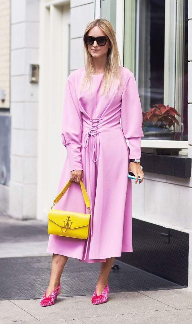 Девушка в розовых туфлях и платье
