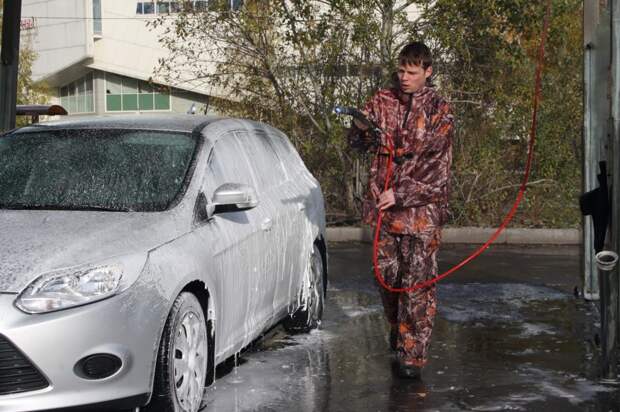 Защитный костюм на автомойке совсем не помешает / Фото: Роман Некрасов, «Москва. Северо-Запад»