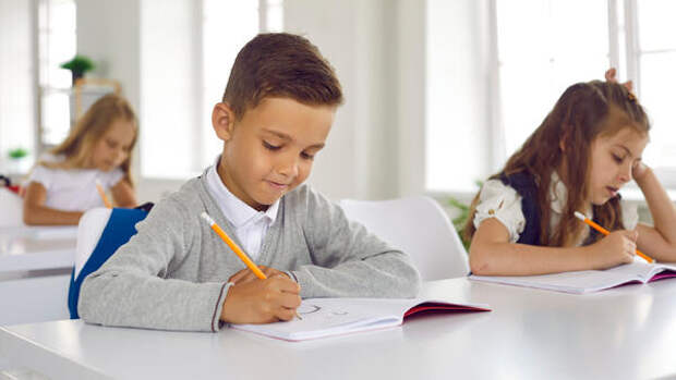 5 причин не давать младшекласснику смартфон (и что ему купить вместо него)