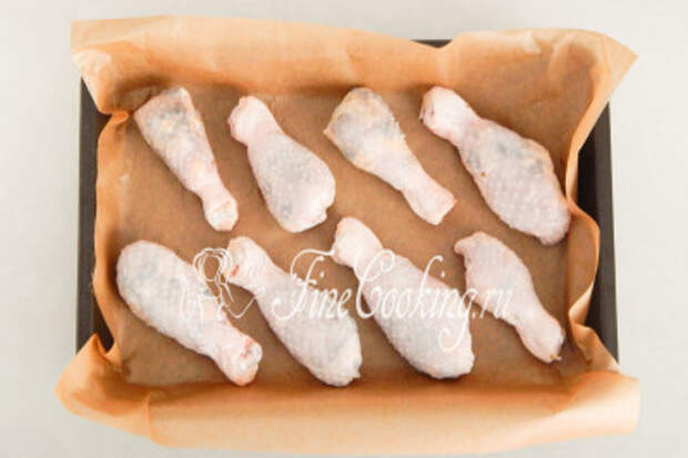 Укладываем фаршированные куриные ножки в форму для запекания (или на противень), застеленную бумагой для выпечки (пищевой фольгой)