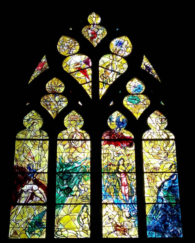 Витраж украшает окно Кафедрального собора Святого Стефана в Меце, Франция. Он принадлежит кисти Марка Шагала — в 1957 году художник получил заказ на изготовление серии из 19 витражей по мотивам историй Ветхого Завета.