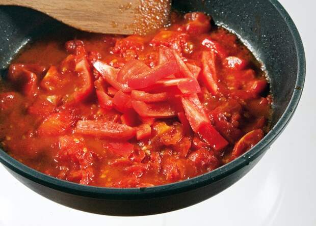 добавление сладкого перца к помидорам для соуса к бараньей корейке