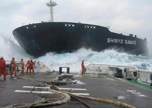 Через несколько секунд судно, на котором находится фотограф, столкнется с гигантским Shinyo Sawako — грузовым кораблем из Гонконга, после чего сразу же пойдёт ко дну. фото, экстрим, это интересно