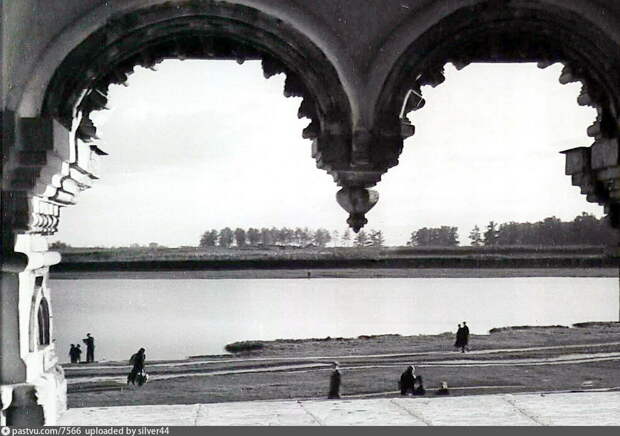 Вид на место, где потом построят Останкинскую телебашню, из храма Живоначальной Троицы в Останкине. Фото 1947 года с сайта www.pastvu.com.