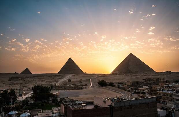 Почему люди верят, что египетские пирамиды построили пришельцы?