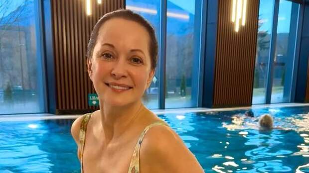 «Всегда молодая»: 58-летняя Кабо показала фигуру в монокини на курорте в Железноводске