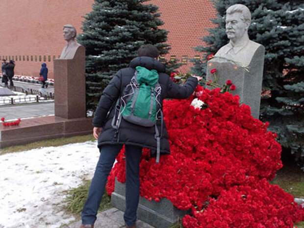 Цветы на могиле Сталина
