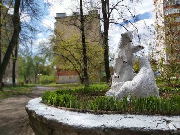 Ижевчане могут принять участие в субботнике у скульптуры белых мишек на улице Коммунаров