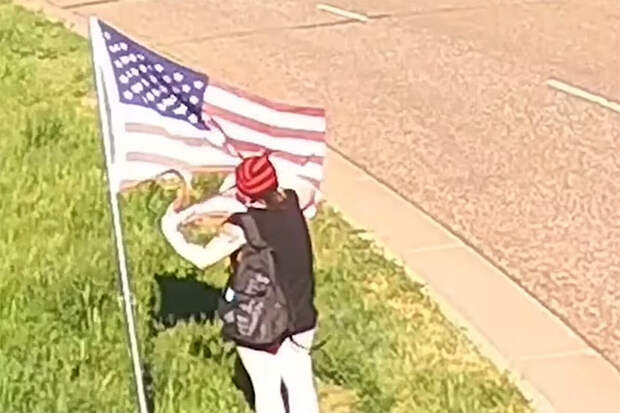 Американка порвала семь флагов США и попала на камеру