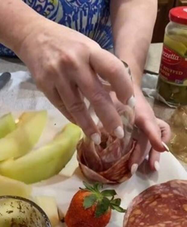 Женщина показала, как делает розы из колбасы (нужен стакан)