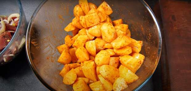 Этот рецепт я взяла из книги рецептов своей мамы. Когда возникла необходимость в самостоятельной готовке, то этот картофель с мясом стал одним из блюд выходного дня.-4