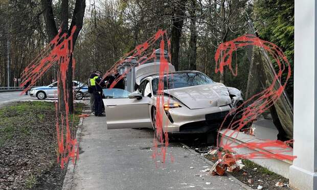 112: Porsche Taycan протаранил забор исторической усадьбы в Москве