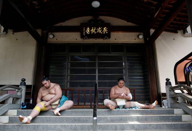 Тренировка и жизнь сумоистов в редких фотографиях