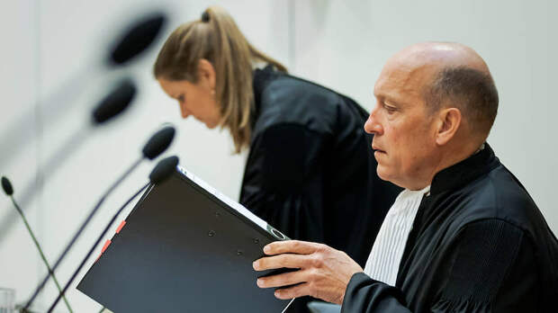 Голландские адвокаты (на фото) Олега Пулатова попросили отложить рассмотрение дела в связи с тем, что из-за пандемии коронавируса они не могут очно общаться со своим подзащитным