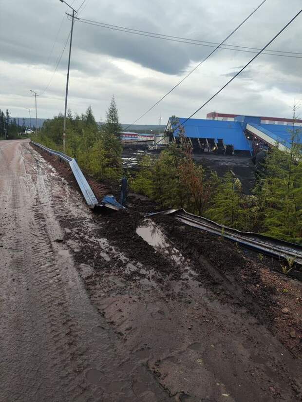Автобус с вахтовиками сорвался в обрыв в Якутии