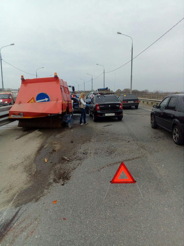 Авария дня. Столкновение с участием уборочной машины в Рязани авария, авария дня, видео, дтп