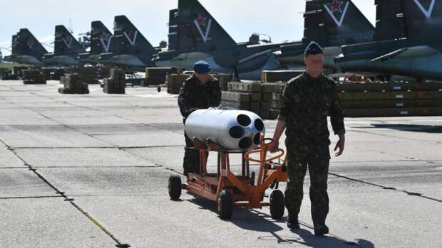 Механики производят загрузку боеприпасов в самолет Су-25 «Грач»