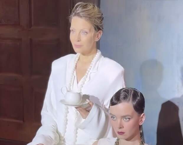 Актриса Евгения Крюкова снялась с дочерью для своего бренда посуды