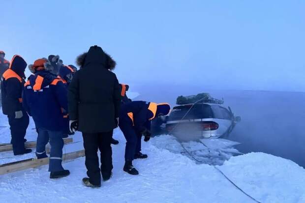 Машина провалилась под лед в Якутии, погибли двое