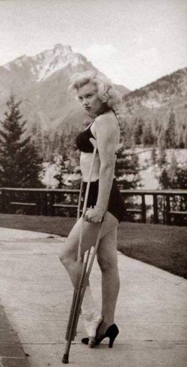Мэрилин Монро со сломанной ногой. 1954