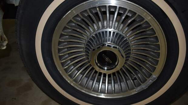 Пара Lincoln Continentals 1979 года без пробега уйдет с молотка