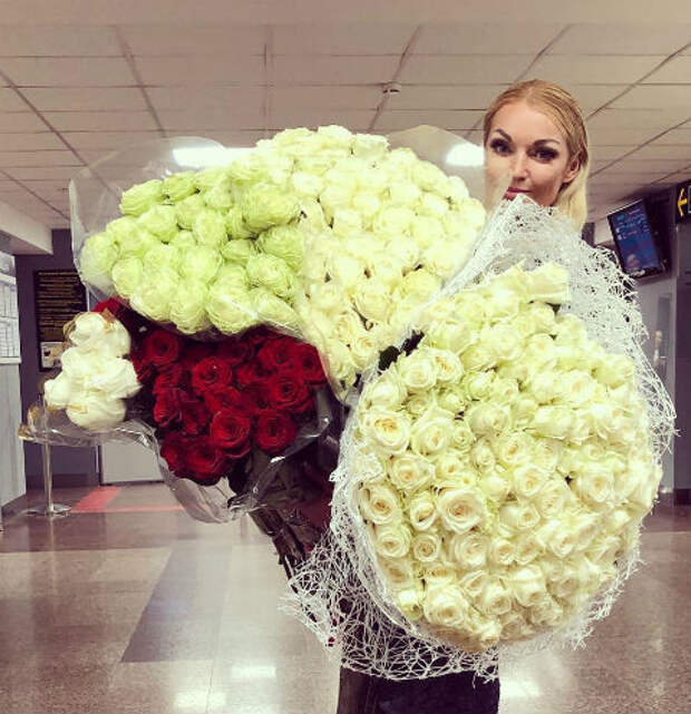 Волочкова в центре скандала: балерина притащила в самолёт 50 кг цветов (ФОТО)