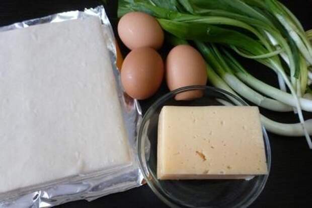 Пирог из слоёного теста с зеленым луком и сыром #накормишкольника: фото шаг 1