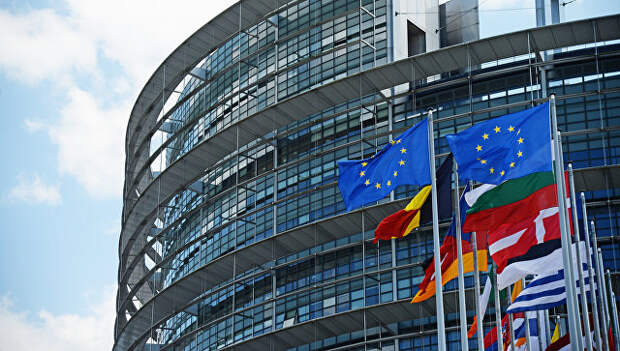 Флаги ЕС у здания Европейского парламента в Страсбурге. Архивное фото Флаги ЕС у здания Европейского парламента в Страсбурге. Архивное фото