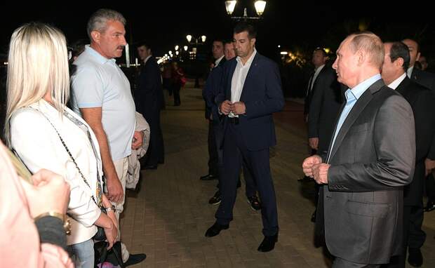 "Вы так просто общаетесь с народом": Путин и Сиси прогулялись по набережной до сочинского ресторана