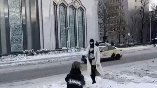 Снявшаяся на фоне мечети в Москве модель заявила, что не знала УК
