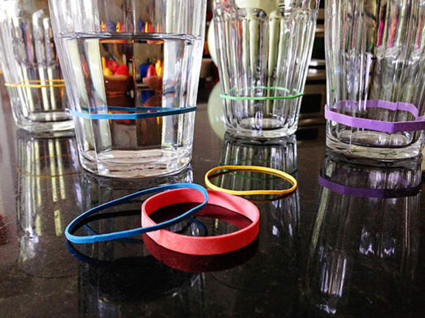Стаканы с разноцветными резинками для простого распознавания своего напитка на вечеринке.