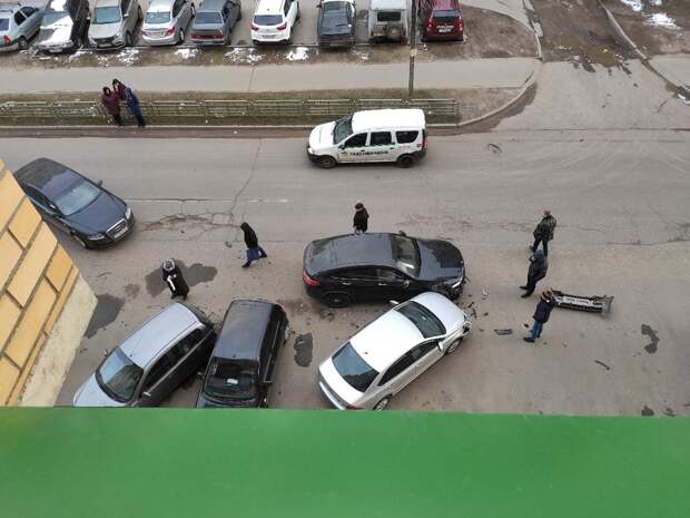Четыре автомобиля оказались повреждены в ДТП на парковке в Твери