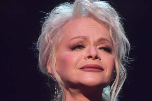 Юрист: Долина может взыскать крупную сумму с продавцов масок с ее лицом