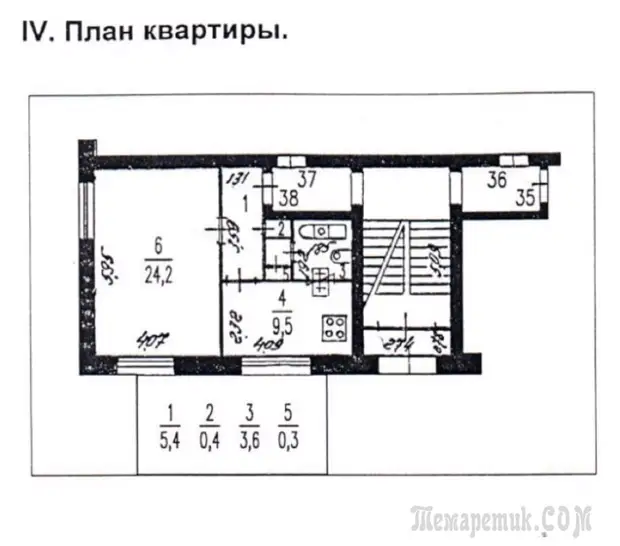 Черно-белая магия питерской сталинки с потолком-хамелеоном