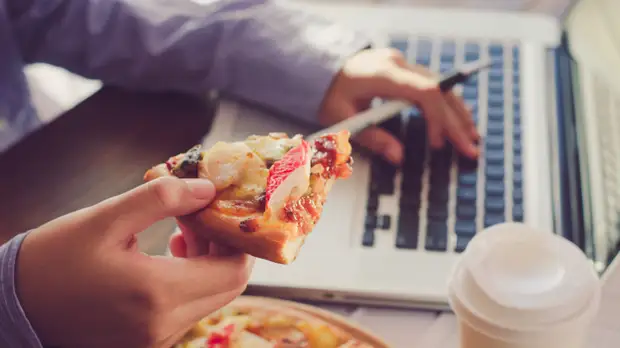 Диетолог Гинзбург напомнил о вреде «поспешного» питания