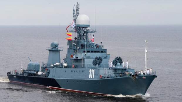 Российский военный корабль столкнулся с гражданским судном в Балтийском море