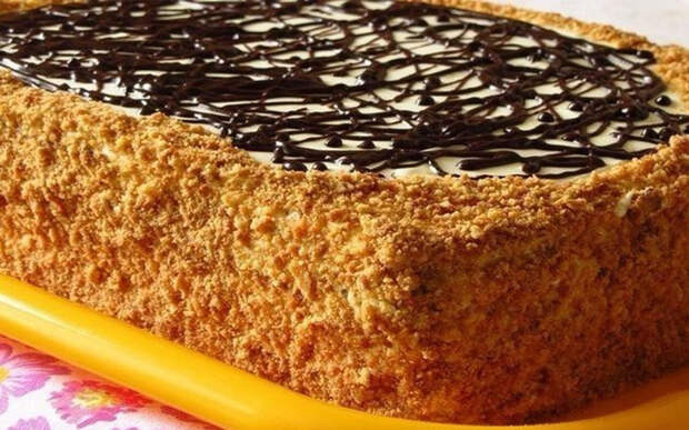 Пышный медовик со сметанным кремом и орехами