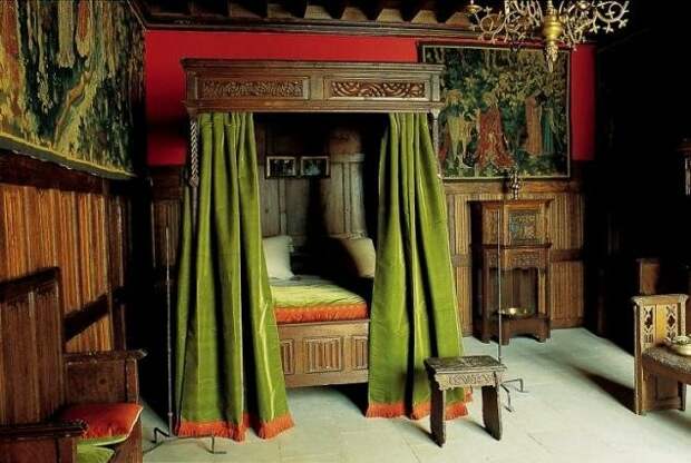 средневековая кровать в замке