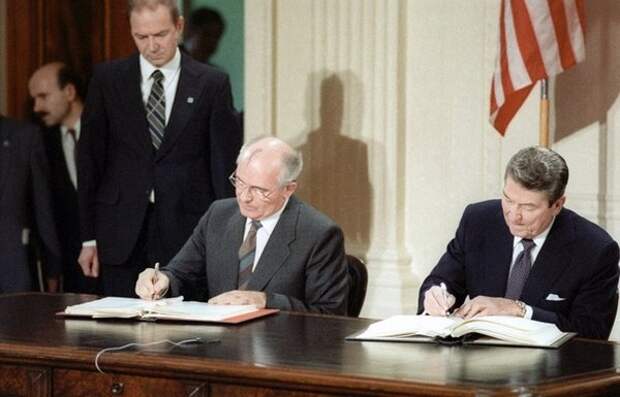 1987 год, Горбачев и Рейган подписывают Договор РСМД