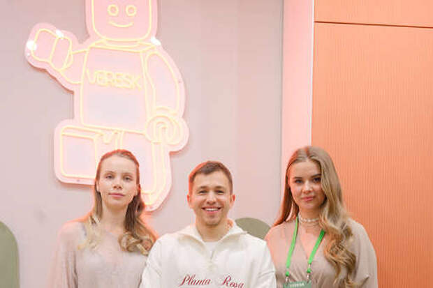 Актер Сергей Романович впервые за долгое время вышел на публику с семьей